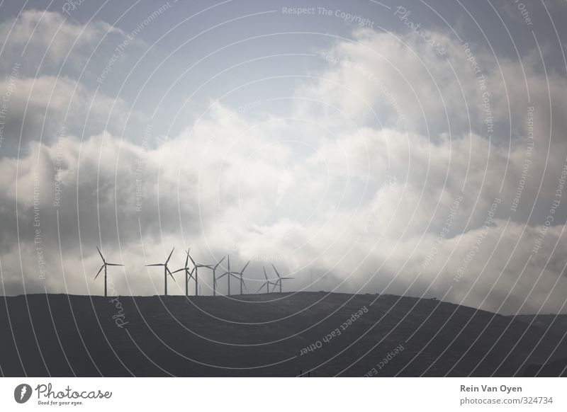 Horizont Umwelt Natur Landschaft Wind Freiheit Windkraftanlage Windmühle Windmühlenflügel Skyline Wolken Wolkenhimmel Hügel Bergkuppe Farbfoto Gedeckte Farben