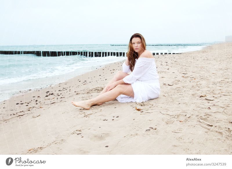 Junge Frau am Ostseestrand Stil Freude schön Wellness Leben Ausflug Jugendliche Erwachsene Beine 30-45 Jahre Natur Landschaft Sand Wasser Schönes Wetter Strand