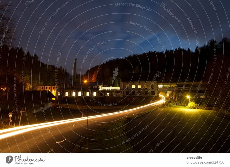 # 742 Graphit Fabrik Nacht dunkel Leuchtspur PKW Straße geheimnisvoll Farbfoto Menschenleer Licht Wolken Wald Arbeit & Erwerbstätigkeit Tradition Schornstein