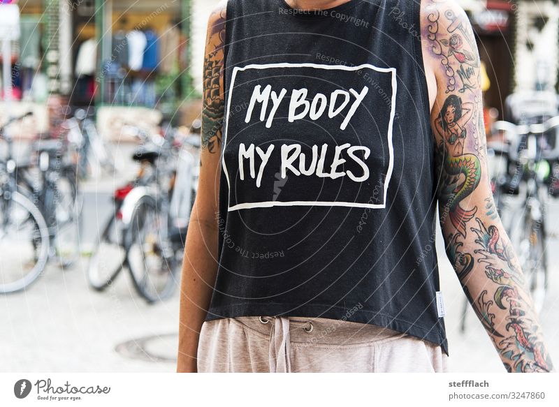 my body my rules Stil Mensch feminin Frau Erwachsene Körper Frauenbrust Arme 1 18-30 Jahre Jugendliche Stadt Fahrrad Bekleidung T-Shirt Tattoo Schriftzeichen