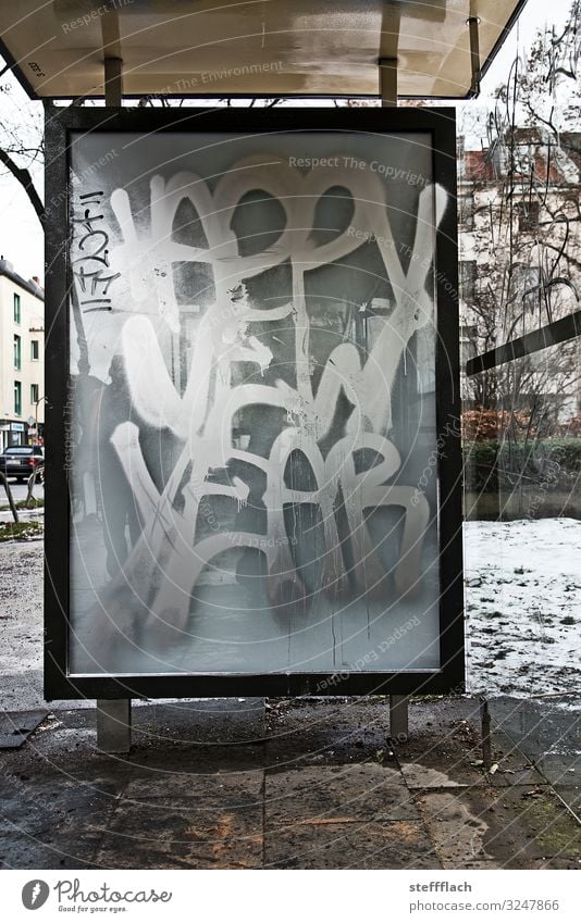 Happy New Year Stil Winter Stadt Menschenleer Bushaltestelle Verkehr Öffentlicher Personennahverkehr Busfahren Stein Glas Metall Graffiti hässlich rebellisch