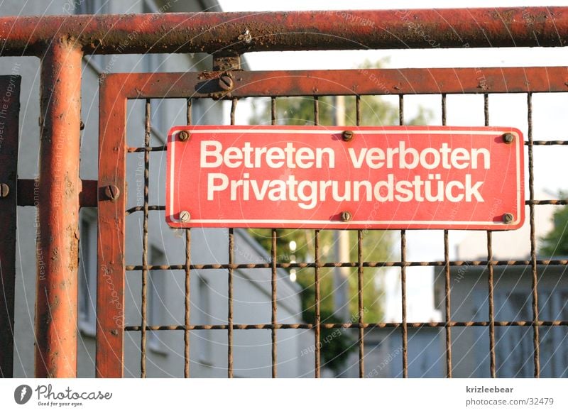 betreten verboten. gehen geschlossen Verbote Zaun Verkehr kein zutritt Schilder & Markierungen Rost no trespassing