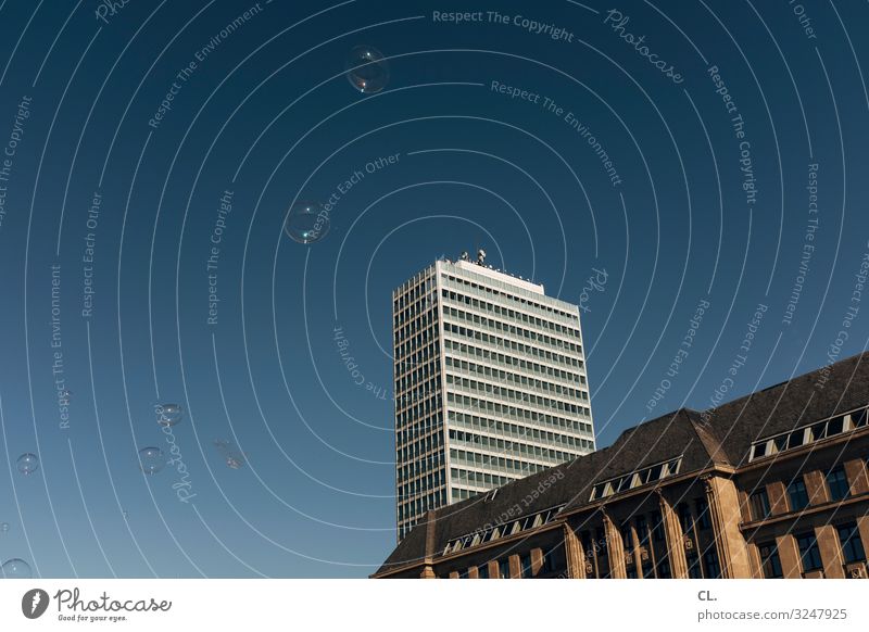 leicht schräg Freiheit Städtereise Himmel Wolkenloser Himmel Schönes Wetter Düsseldorf Deutschland Stadt Menschenleer Haus Hochhaus Bauwerk Gebäude Architektur