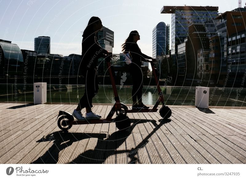 e-scooter Lifestyle Freizeit & Hobby Mensch feminin Mädchen Junge Frau Jugendliche Kindheit Leben 2 13-18 Jahre Düsseldorf Stadt Platz Architektur Verkehr