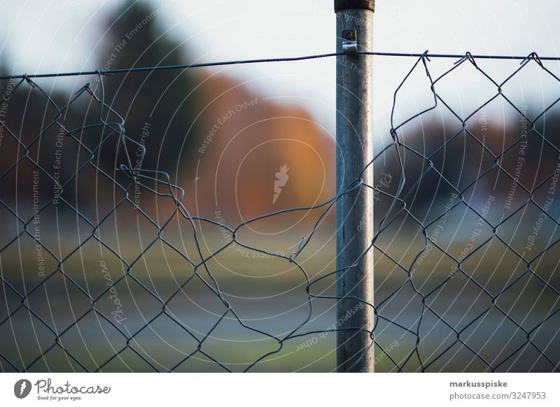 Maschendrahtzaun Grenzsicherung Migration Häusliches Leben Wohnung Garten Bildung Wirtschaft Mensch Menschengruppe Menschenmenge Metall Angst Entsetzen