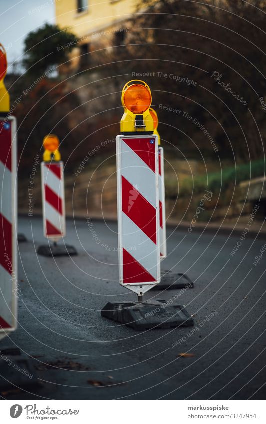 Baustellenmarkierung Arbeit & Erwerbstätigkeit Beruf Straßenbau Schlagloch Schilder & Markierungen Risiko Barriere Wirtschaft Industrie Handel Verkehr