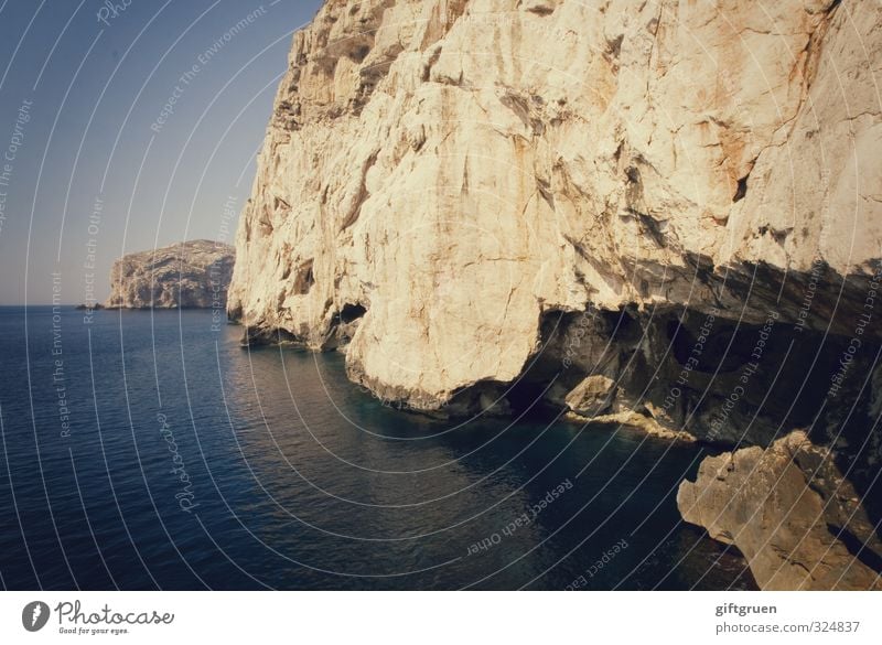 zahn der zeit Umwelt Natur Landschaft Urelemente Erde Wasser Himmel Wolkenloser Himmel Horizont Schönes Wetter Felsen Küste Meer groß blau Höhle ausgehöhlt