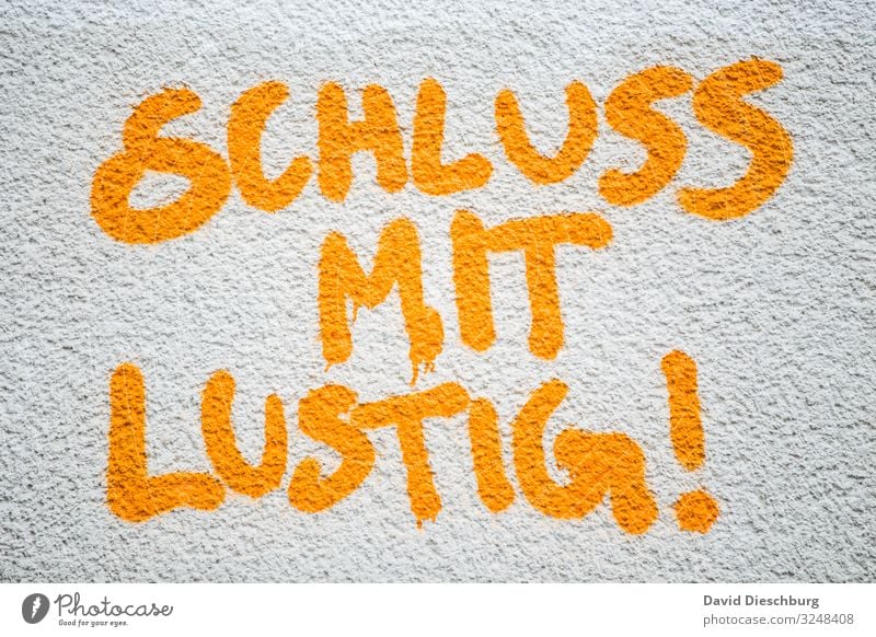 Schluss mit lustig! Anstreicher Stein Zeichen Schriftzeichen Graffiti Stress Bildung Business Kapitalwirtschaft Gerechtigkeit Gesellschaft (Soziologie) Krise