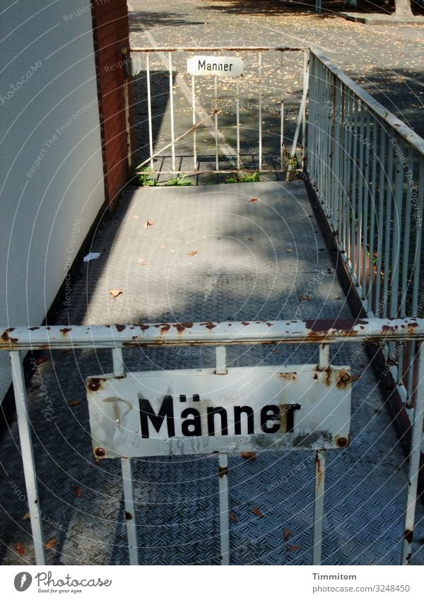 Männer/Manner Stadtrand Kiosk Fassade Stein Metall kaputt grau rot weiß Gefühle Vergänglichkeit Gitter Barriere Tor Schilder & Markierungen Beschriftung