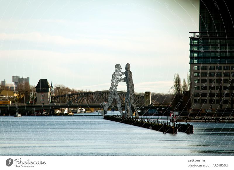 Molecule Man molecule man Skulptur Denkmal monumental groß Berlin Großstadt Hauptstadt Herbst Menschenleer Berlin-Mitte Friedrichshain Kreuzberg Treptow Skyline