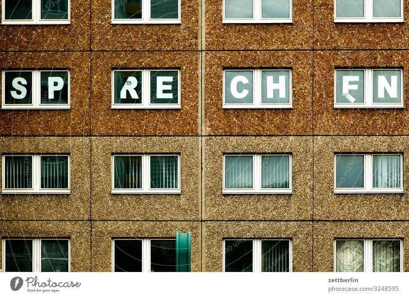 SP RE CH EN Berlin Großstadt Gebäude Hauptstadt Haus Menschenleer Mitte Berlin-Mitte Stadt Stadtleben Wahrzeichen Häusliches Leben Fenster Fassade Wort