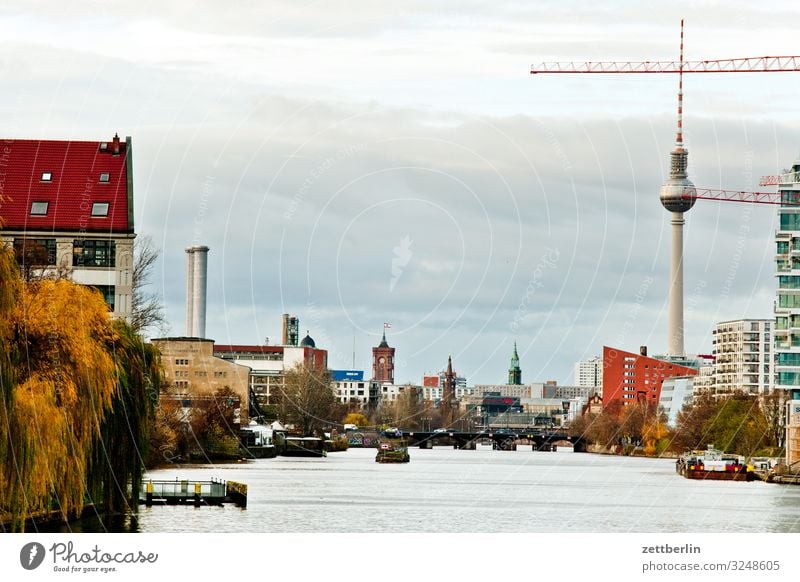 Spree in Mitte Berlin Hauptstadt Großstadt Berliner Fernsehturm Gebäude Haus Herbst Menschenleer Berlin-Mitte Stadtzentrum Skyline Textfreiraum Stadtleben