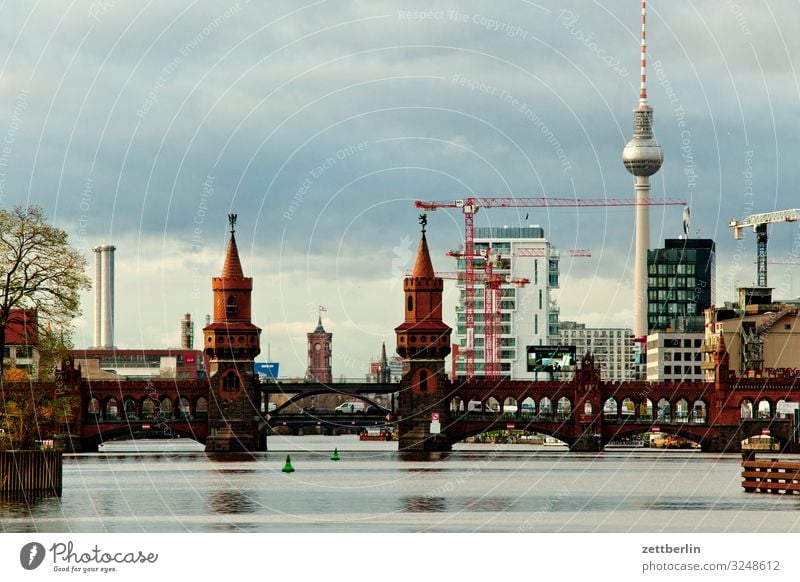 Oberbaumbrücke Berlin Großstadt Berliner Fernsehturm Gebäude Hauptstadt Haus Herbst Menschenleer Berlin-Mitte Rotes Rathaus Skyline Spree Stadt Textfreiraum