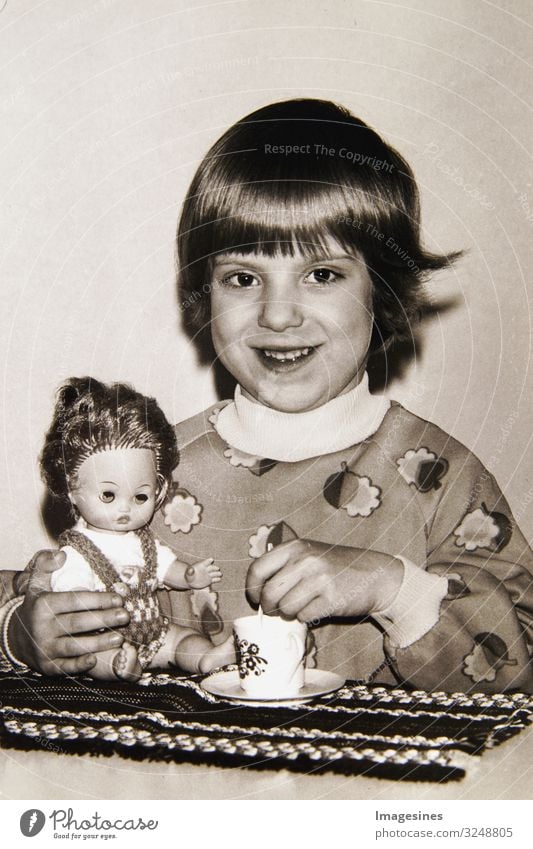 Altes Foto, Portrait kleines Mädchen mit einer Puppe in den Händen. Kindergarten Foto im Retro Stil Kindererziehung Kindergartenkind Mensch feminin Kleinkind