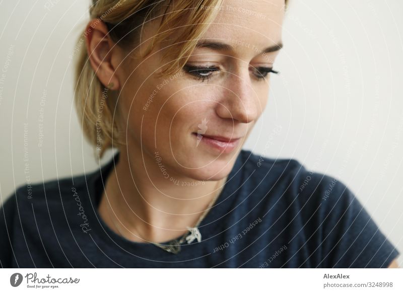 1600 | Portrait einer jungen Frau Stil Freude schön Wohlgefühl Sinnesorgane Junge Frau Jugendliche Erwachsene Gesicht 30-45 Jahre T-Shirt blond langhaarig