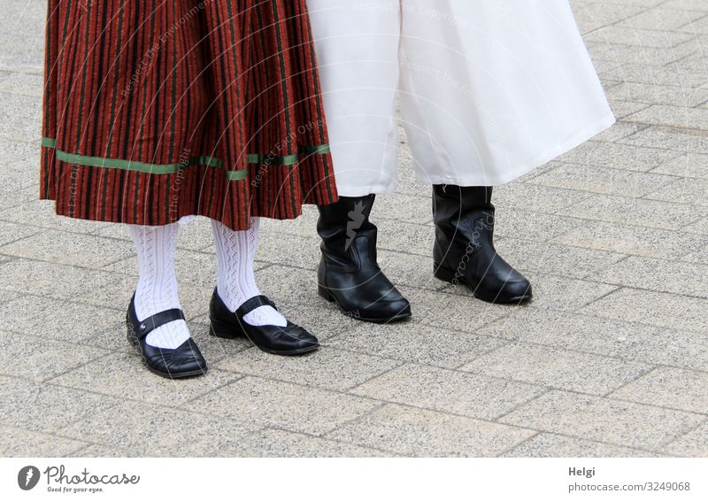 Detailaufnahme eines Paares in Tracht mit Rock, Hose, Schuhen und Strümpfen Freizeit & Hobby Feste & Feiern Mensch Beine Fuß 2 45-60 Jahre Erwachsene Bekleidung