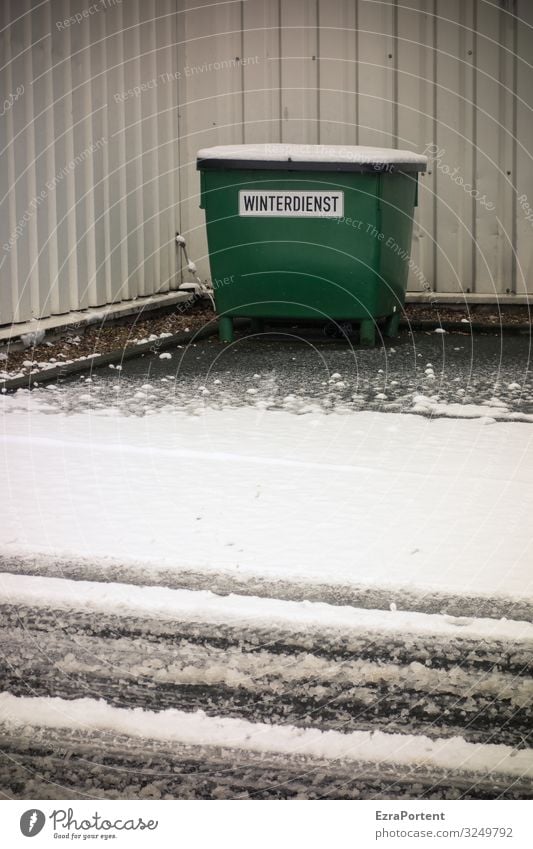 Winterdienst Streugut Streusand Schnee Matsch matschig Schneematsch Straße Fassade Wand kalt Frost Eis Verkehrswege Wetter Glätte Gefahr Container Tonne