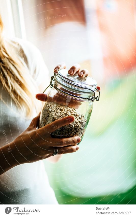 Frau mit nachhaltig mit Glasbehälter und Körnern in der Hand Einmachglas Zukunftsangst umweltfreundlich Umwelt umweltbewusstsein bewußt Plastikwelt