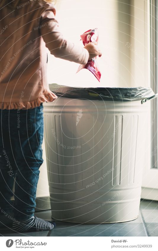 Kindererziehung Lifestyle Stil sparen Häusliches Leben Wohnung lernen Mensch feminin Kleinkind Mädchen Familie & Verwandtschaft Kindheit Hand 1 beobachten