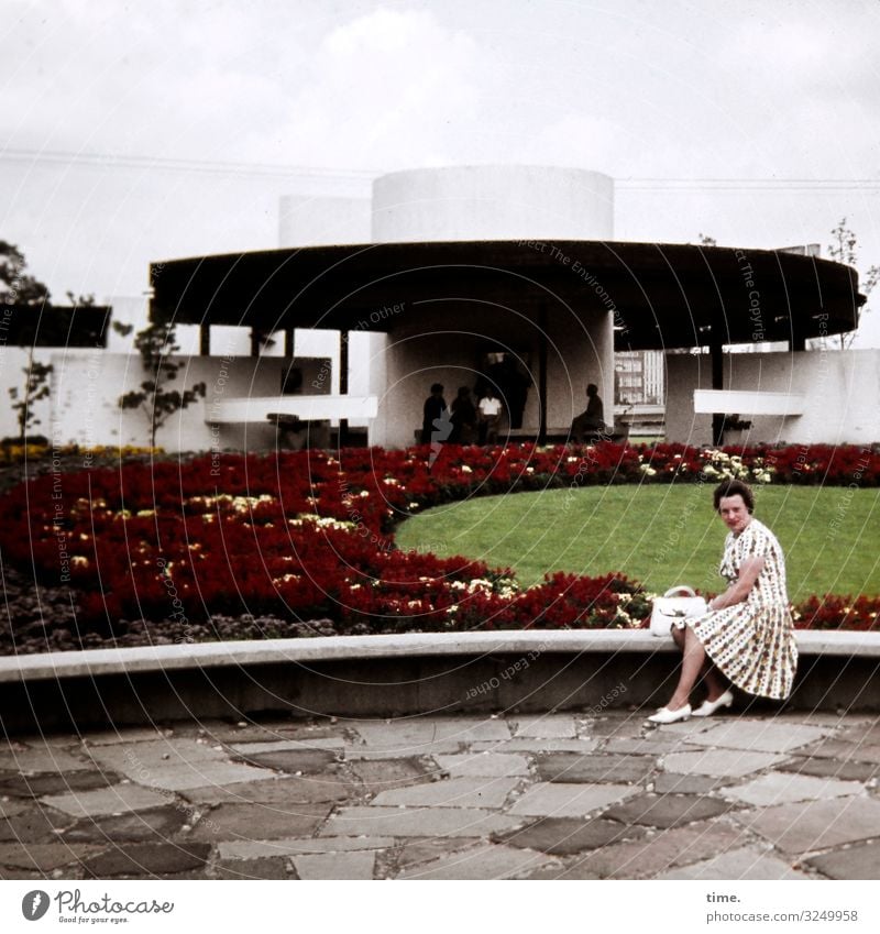 Damenbild mit Rabatten feminin Frau Erwachsene 1 Mensch Menschengruppe Himmel Blume Blumenbeet Haus Platz Bauwerk Gebäude Architektur Mauer Wand Kleid Tasche