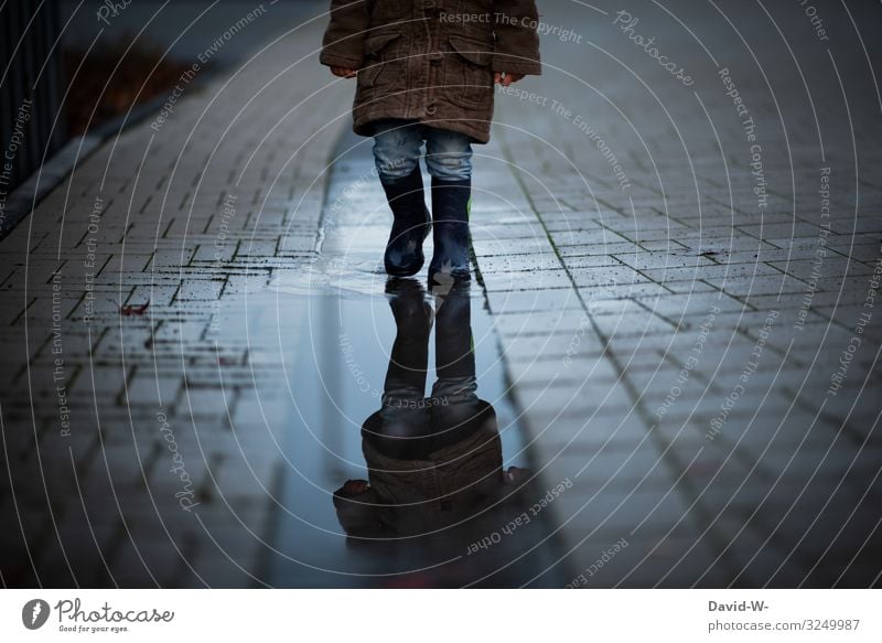 spazieren bei Regen Regenspaziergang regentag pfütze Gummistiefel Kind Mädchen.Kleinkind niedlich düster schlechtes Wetter nass Außenaufnahme Pfütze Farbfoto