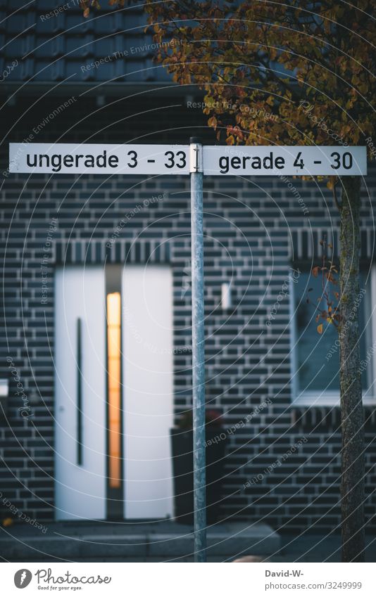 Straße / ungerade und gerade Hausnummern Straßenschild makierung wohnen Dorf Stadt Wohnhaus Wohngebiet Wohnsiedlung Baum struktur sortiert sortieren Ordnung