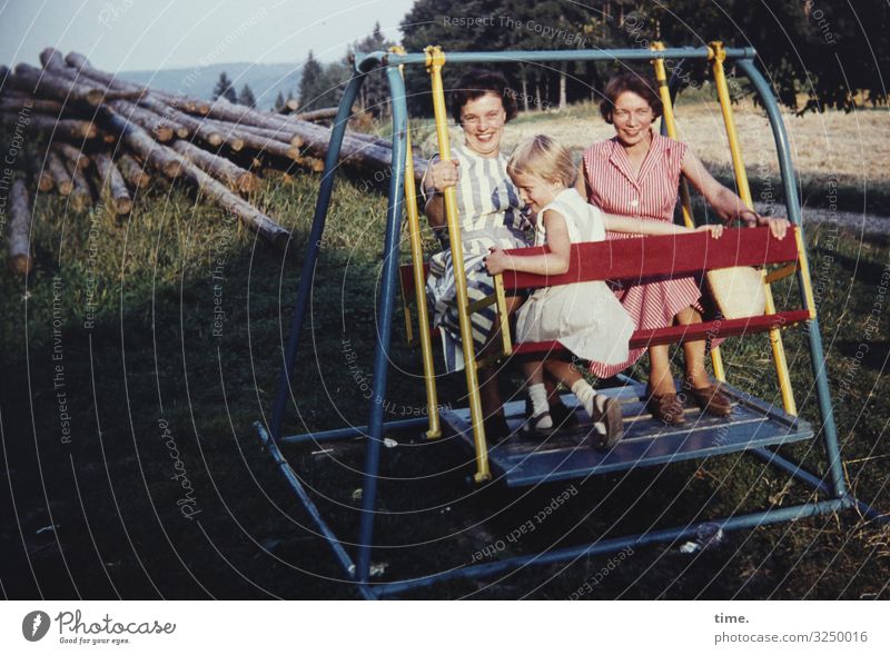 Schaukelstündchen feminin Mädchen Frau Erwachsene 3 Mensch Umwelt Natur Horizont Schönes Wetter Baum Baumstamm Holzlager Wiese Wald Spielzeug schaukeln Freude