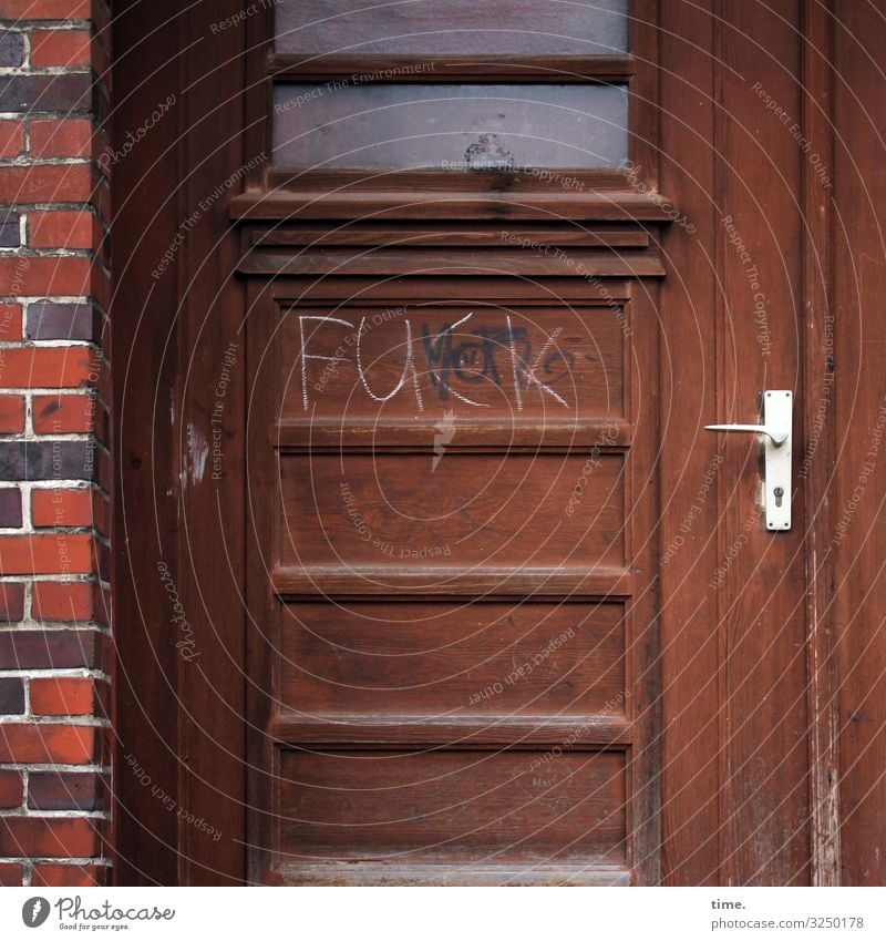 Entrees (XXI) Haus Mauer Wand Tür Griff Eingangstür Backsteinwand Stein Holz Glas Schriftzeichen Graffiti bedrohlich trashig wild Ehre Leben Eifersucht falsch