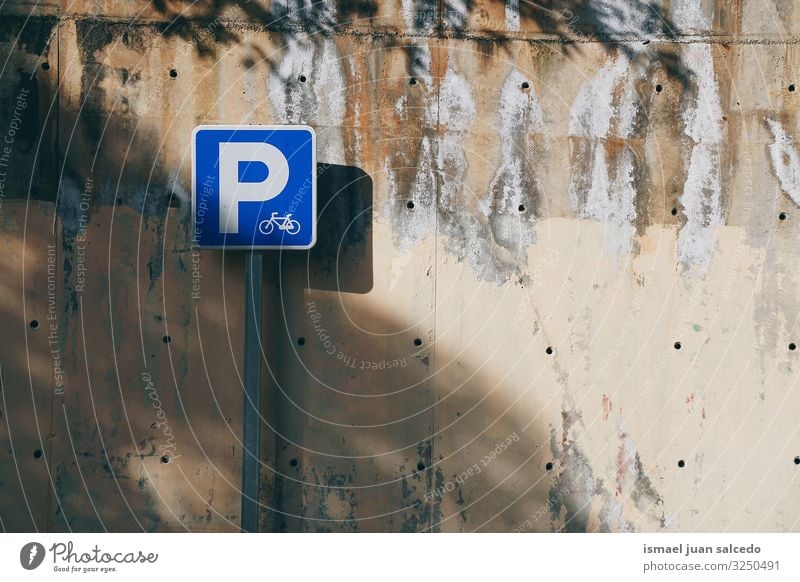 Fahrradampel auf der Straße auf der Straße Verkehrsgebot Zyklus Fahrradsignal Signal Hinweisschild Großstadt Verkehrsschild Zeichen Symbole & Metaphern Weg