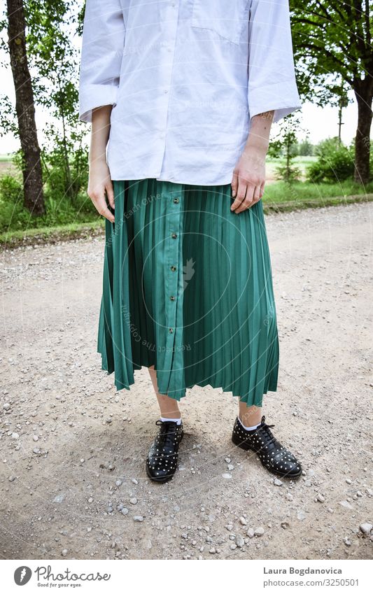 Outfit Mensch feminin Junge Frau Jugendliche Erwachsene Körper 1 13-18 Jahre Mode Bekleidung Arbeitsbekleidung Hemd Rock Schuhe Coolness frei Fröhlichkeit