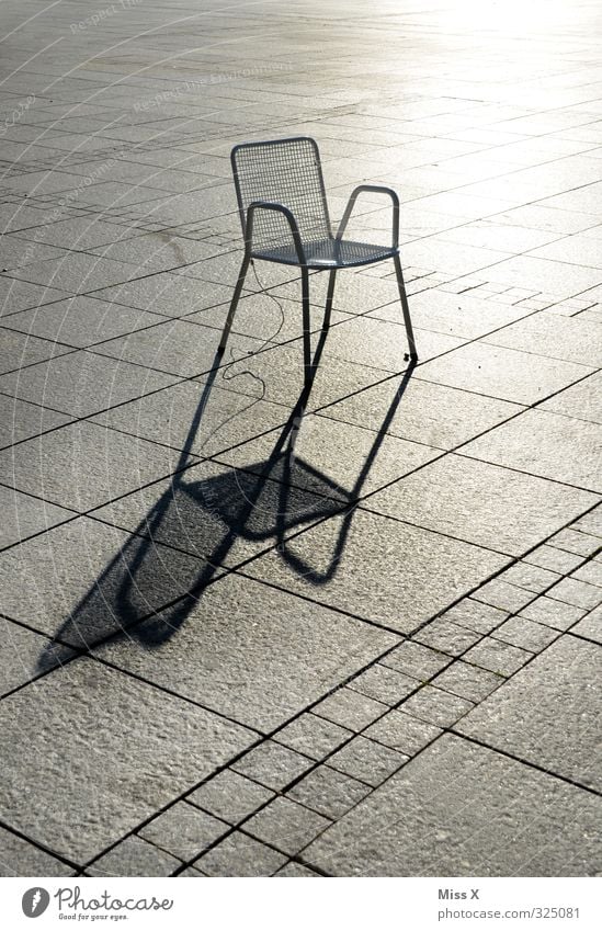 Schatten Stuhl Menschenleer Platz Marktplatz sitzen einzeln Schattenspiel Gartenstuhl warten Farbfoto Gedeckte Farben Außenaufnahme Muster Textfreiraum links