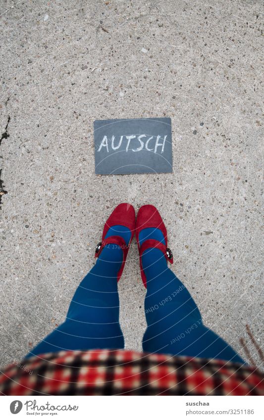 nach dem hinfallen .. Text Wort Buchstaben Autsch wehtun Schmerz Tafel Hinweis Information Mitteilung Frau Beine Rock weiblich Straße Füße Asphalt