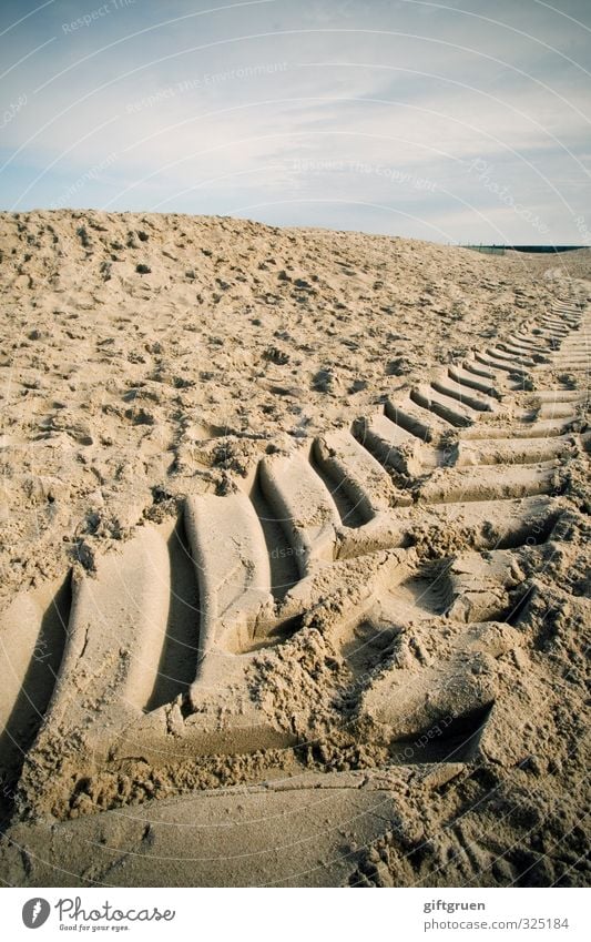 paris-dakar Urelemente Sand Himmel Wolken Küste Strand fahren Spuren Abdruck Reifenspuren Fahrzeug Ostsee Hügel Farbfoto Außenaufnahme Nahaufnahme