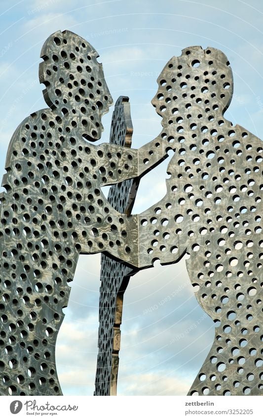 Molecule Man 3 molecule man Skulptur Denkmal monumental groß Berlin Großstadt Hauptstadt Herbst Menschenleer Berlin-Mitte Friedrichshain Kreuzberg Treptow