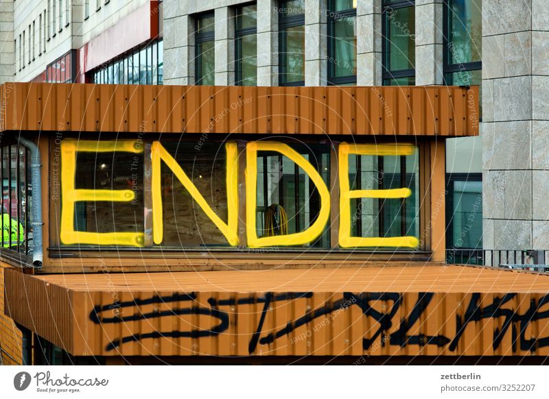 ENDE Ende Schriftzeichen Graffiti taggen Schlagwort Beschriftung Buchstaben Trennung Paar Partnerschaft Geschäftspartner Architektur Berlin Großstadt Dach