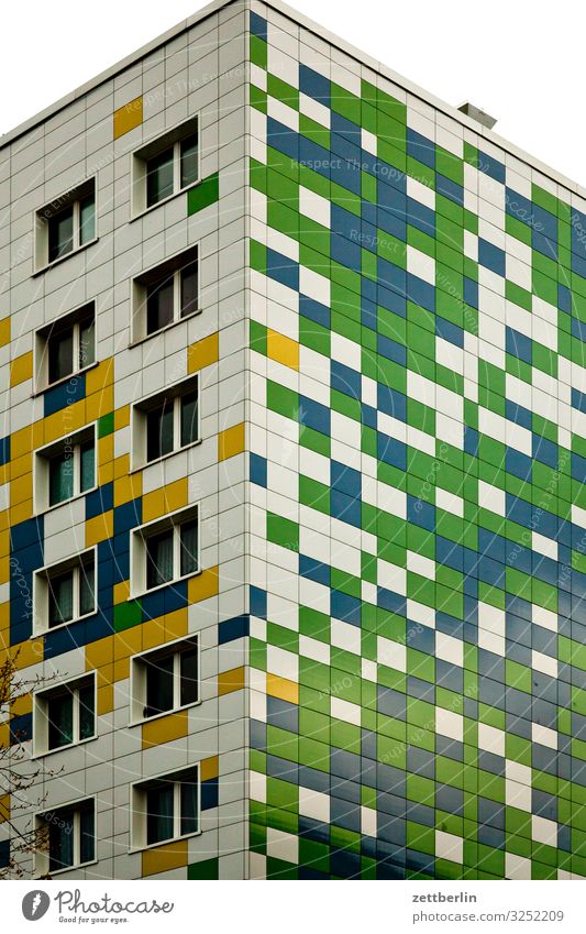 Neubaublock in Lichtenberg Architektur Berlin Großstadt Deutschland Froschperspektive Hauptstadt Haus Himmel Himmel (Jenseits) Hochhaus Stadtzentrum