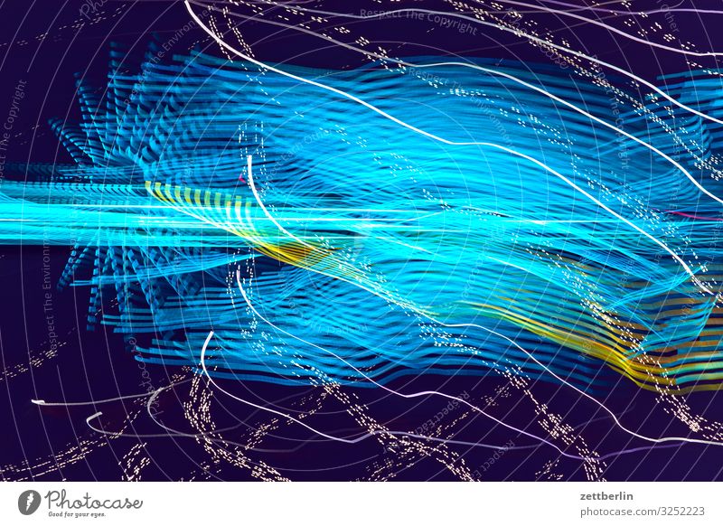 Blaulicht Abend Bewegung blinkern mehrfarbig Dynamik Phantasie Fantasygeschichte glänzend Kunst Licht Lichtspiel Lichtschreiben Lichtmalerei Lightshow Linie