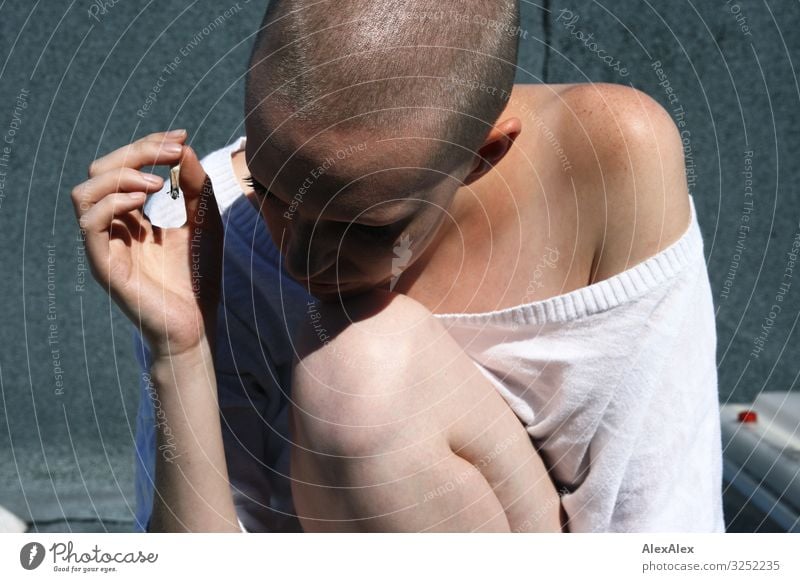 Junge Frau mit sehr kurzen Haaren raucht Zigarette Stil schön Erholung ruhig Jugendliche Kopf 18-30 Jahre Erwachsene Schönes Wetter Dach T-Shirt Glatze