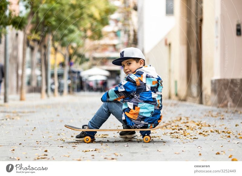 Süßer kleiner Junge sitzt auf seinem Sackleinen Lifestyle Stil Freude Glück schön Freizeit & Hobby Spielen Winter Sport Kind Schule Mensch Kleinkind Kindheit 1