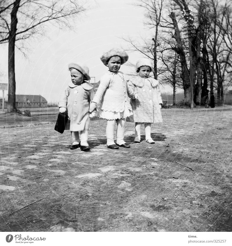 Kindheitserinnerung | Sonntagsspaziergang (langweilig) Mensch 3 Schönes Wetter Baum Park beobachten festhalten Blick stehen warten historisch klein standhaft