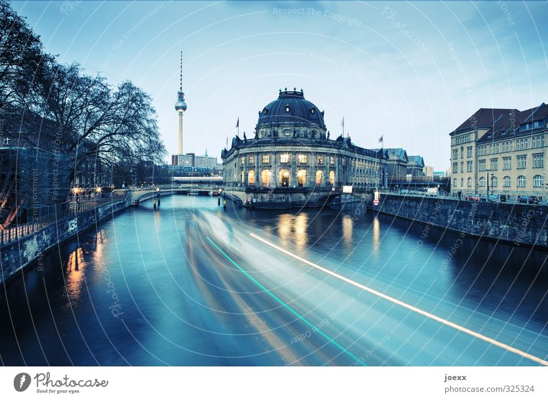 Abendlicher Blick, vorbei am Bode Museum auf den Berliner Fernsehturm, Langzeitbelichtung Fernsethturm Dämmerung Spree Fluss Wasser Langzeitbelichutung