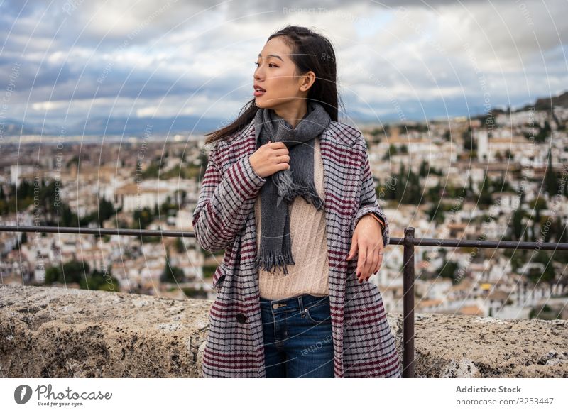 Fröhliche ethnische Frau besucht antike Stadt Großstadt Tourismus wolkig Himmel Lächeln stylisch trendy Architektur asiatisch reisen Ausflug Glück heiter