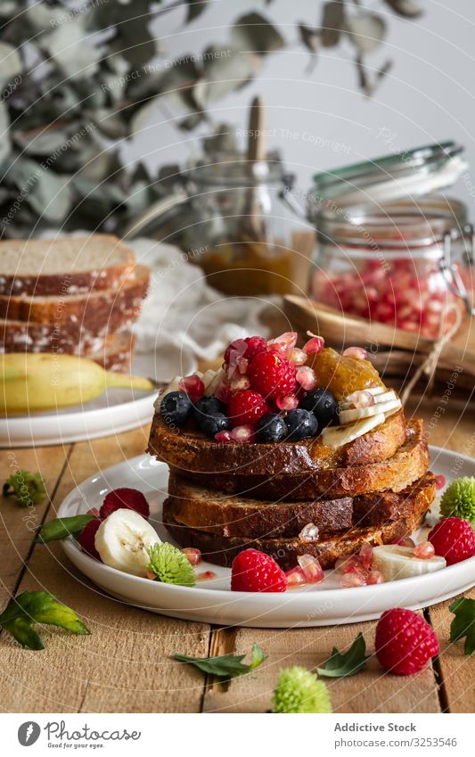 Honig über gebratene Toasts mit Früchten gießen Französisch Zuprosten Frucht Liebling eingießen Stapel verschütten French Toast Tisch Minze Frühstück Morgen