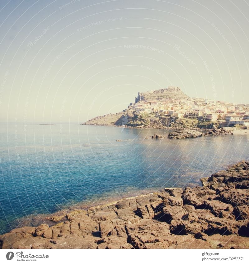 castelsardo Umwelt Natur Landschaft Urelemente Erde Wasser Himmel Wolkenloser Himmel Horizont Sommer Schönes Wetter Felsen Berge u. Gebirge Wellen Küste Strand