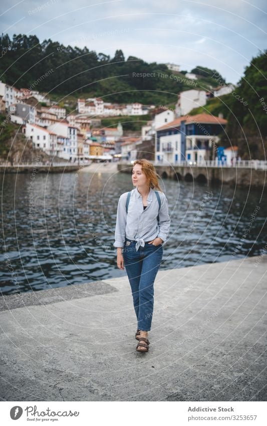 Frau beim Spaziergang am Damm Stauanlage Kai Wasser nachdenklich Windstille genießend friedlich nachdenken schlendern Regie erkunden malerisch Natur Stadt