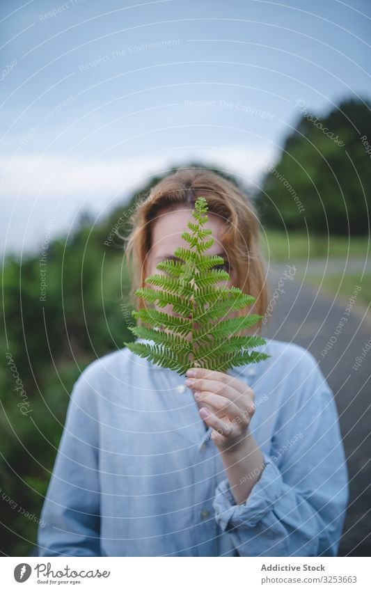 Frau hält Farnblatt im Freien Wurmfarn Blatt Adlerfarn Natur grün Pflanze Muster Textur frisch frond Rotschopf Ingwer malerisch Gelassenheit Botanik Flora