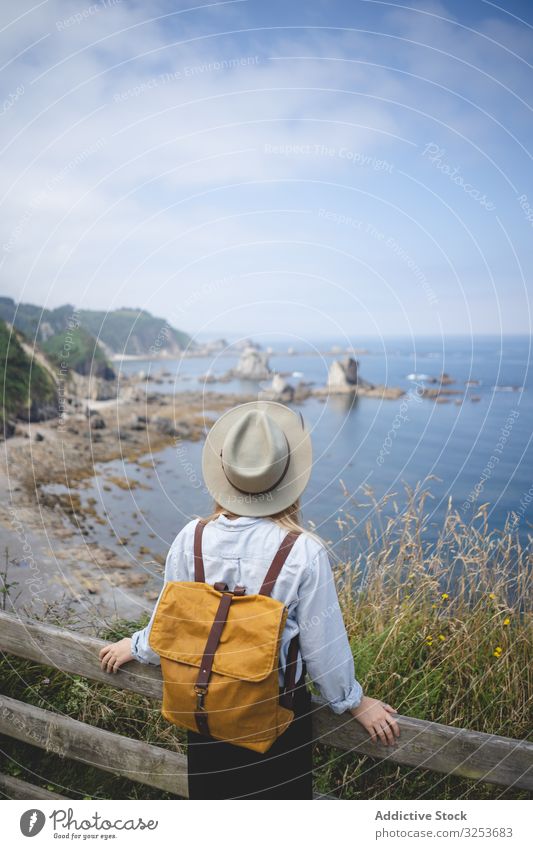 Gesichtslose Dame, die vom Hügel aus auf die Bucht schaut Frau MEER Landschaft Meereslandschaft Wasser Küste Ufer nachdenken sich[Akk] entspannen ruhen Kälte