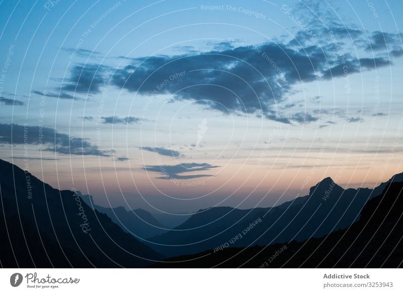 Dunkles Gebirge unter bewölktem Himmel in der Dämmerung Berge u. Gebirge dunkel wolkig Landschaft Silhouette Erkundung majestätisch Hügel reisen Windstille