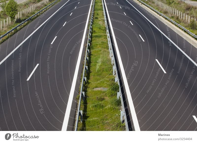 Leere Autobahn. Ferien & Urlaub & Reisen Ausflug Natur Landschaft Horizont Brücke Verkehr Straße Fahrzeug PKW Linie fahren groß Geschwindigkeit schwarz weiß