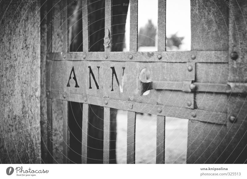 anno. Hum Kroatien Dorf Burg oder Schloss Ruine Mauer Wand Tür Tor Gitter Schriftzeichen Schilder & Markierungen alt Schwarzweißfoto Außenaufnahme